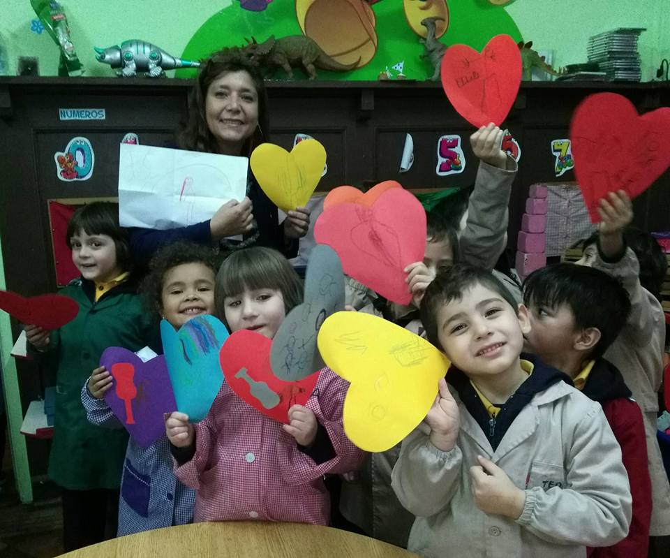 El kinder celebrando los 100 años de Violeta Parra con el tema « El corazón de Violeta Parra» en Colegio Montessori.