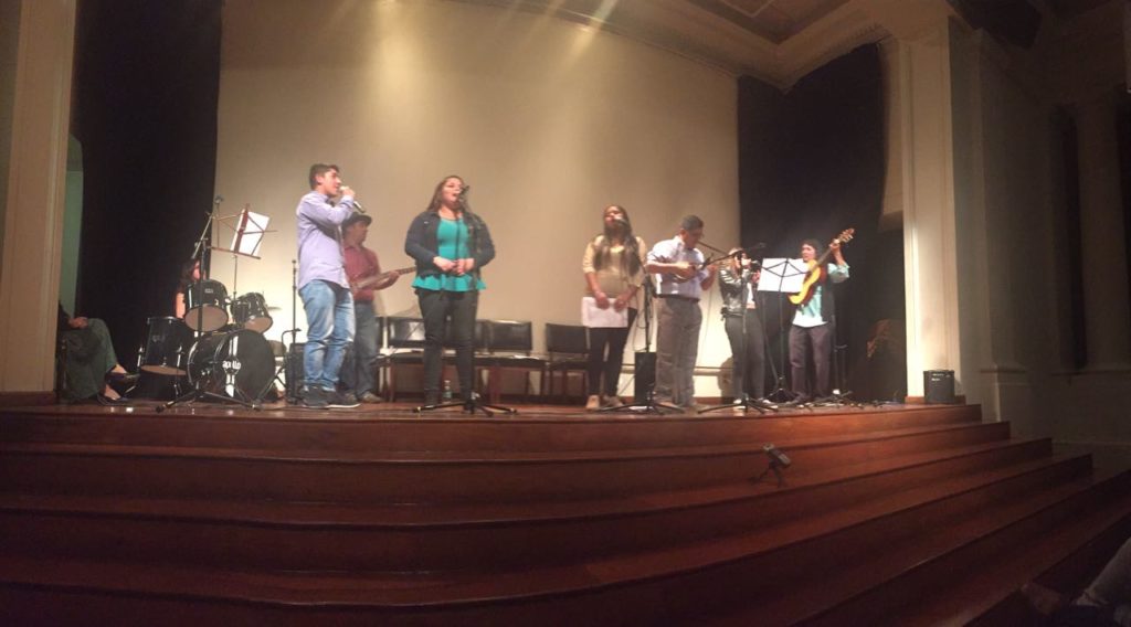 Liceo Municipal de Batuco en visita musical a Escuela Santa Sara
