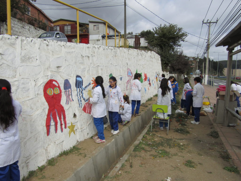 Pintando murales en espacios de la comuna.