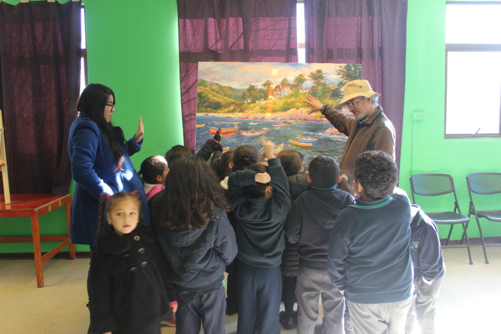 Niños y niñas en exposición de Pintura
