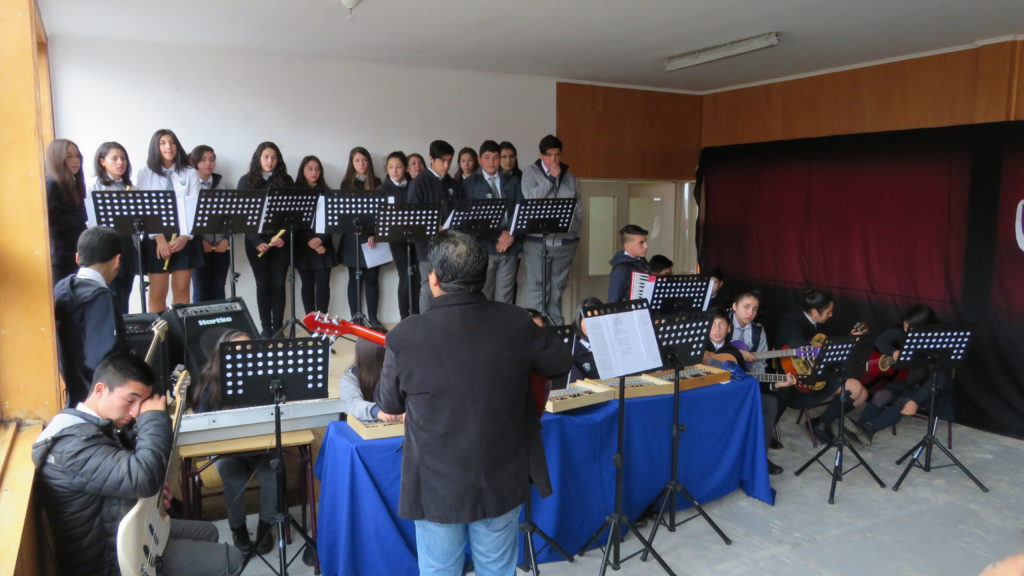 Escuela rural Ayacara canta a Violeta