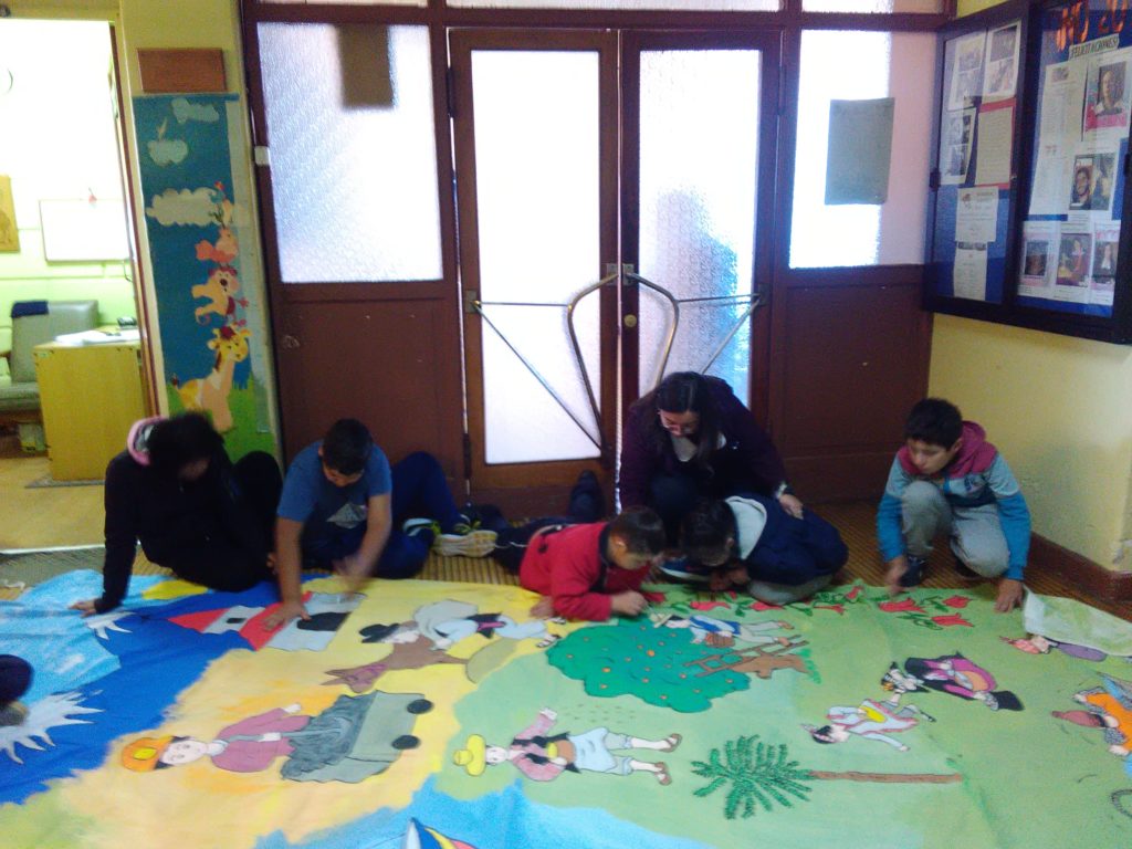 Los estudiantes pintan un lienzo