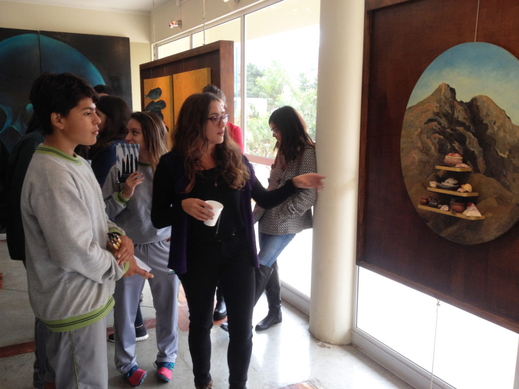 Visita guiada por autores de muestra «Línea de Avanzada» a estudiantes de Colegio Altomonte