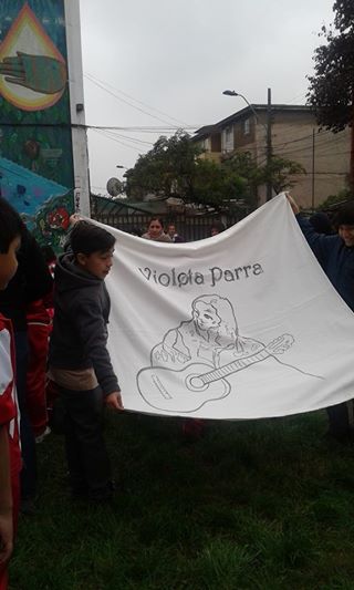 Nos encontramos en nuestro colegio preparando la actividad Centenario de Violeta Parra