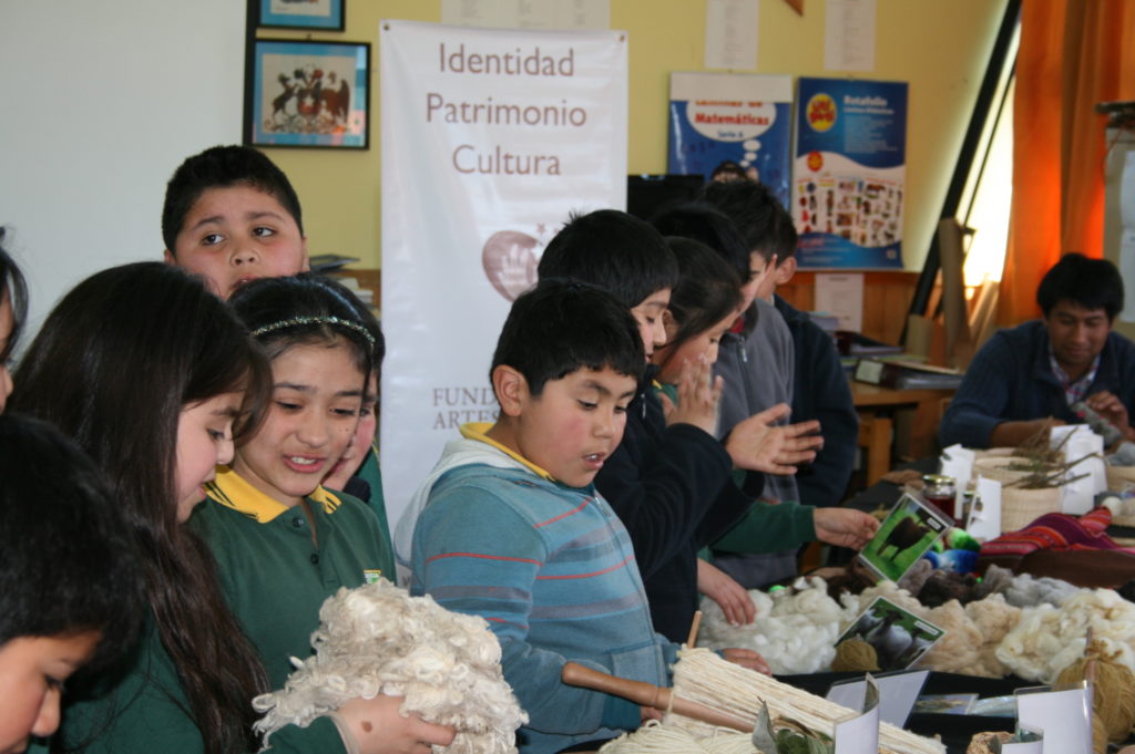 Visita Mediada a la Exposición Interactiva ´La Memoria de los Hilos´ y Taller de Textilería Tradicional Chilota.