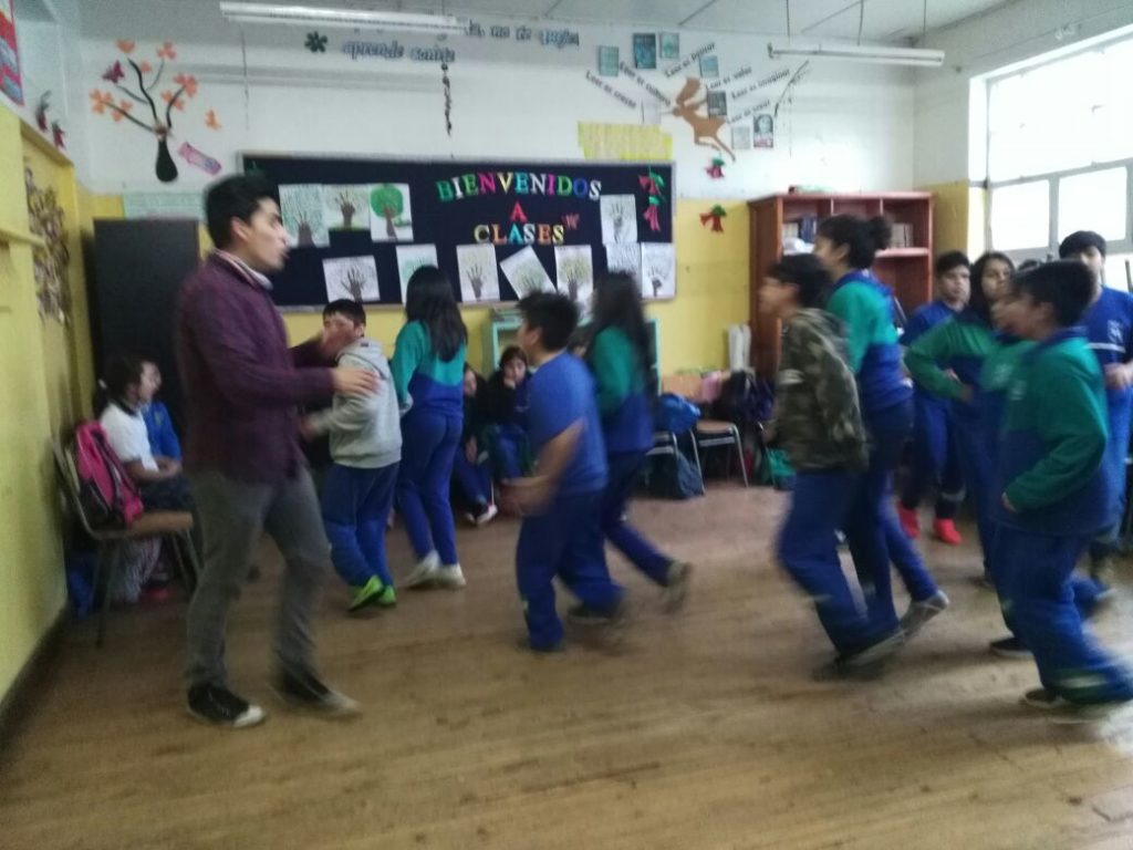 Taller y bailes típicos en Escuela Alejandro Gorostiaga Orrego de Nueva Imperial