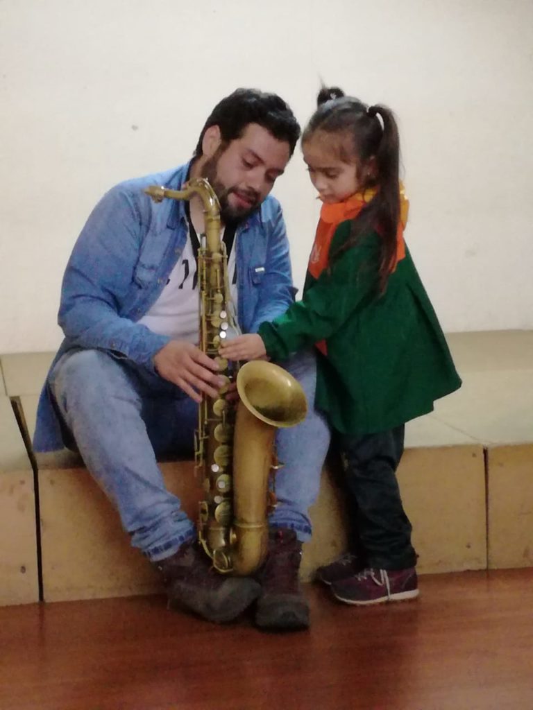 Visita de un Saxofonista