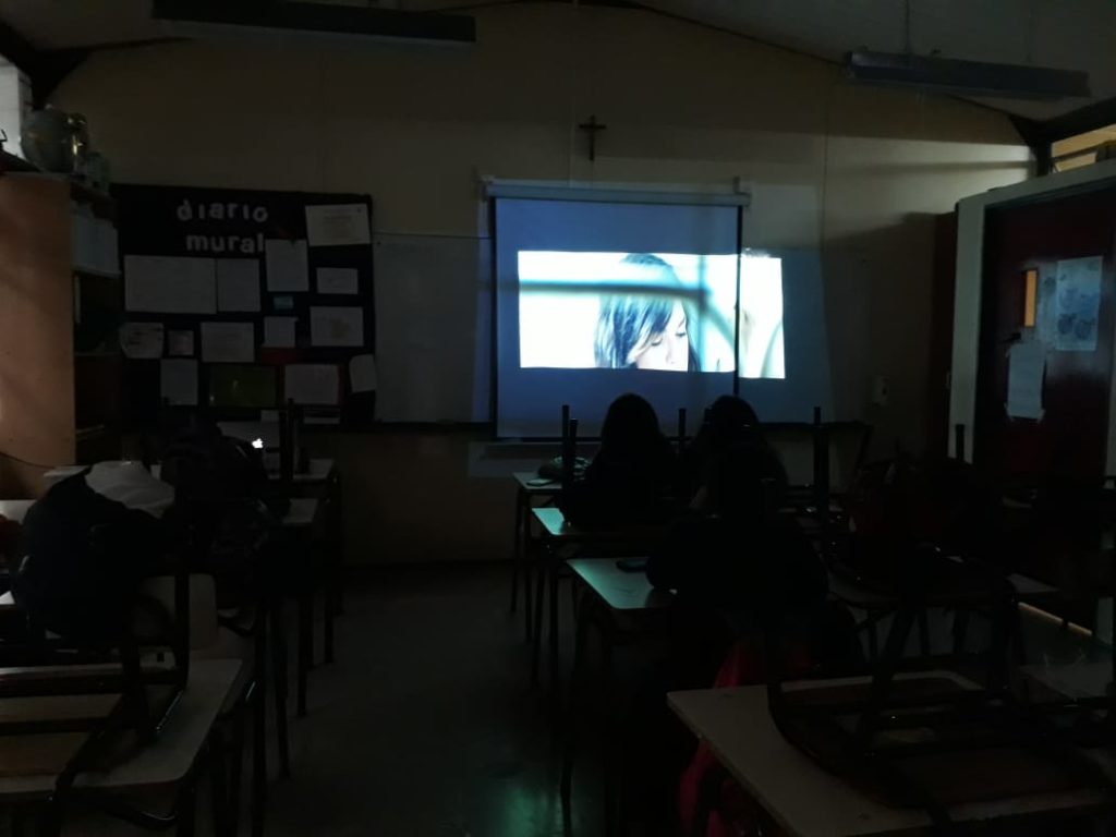 Alumas de Escuela España analizan films chilenos sobre «Expresión de la diferencia»
