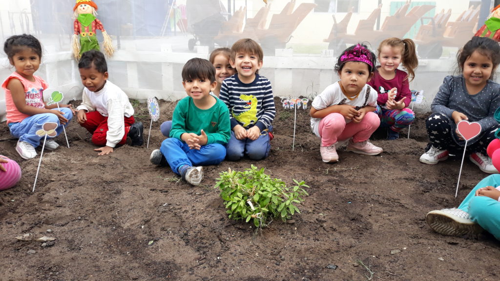 Niños y niñas del Jardín Infantil «Las Ardillitas» embellecen el Huerto