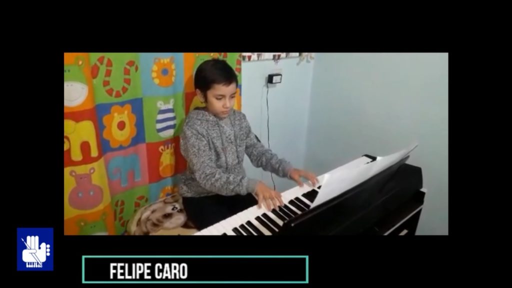 Alumno de Piano de la Escuela Artística sigue sus lecciones desde su casa