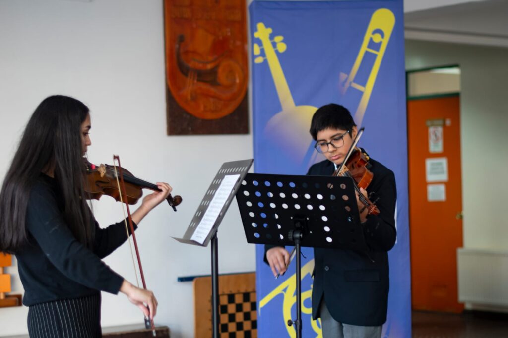 Presentación del Dúo de violines de la Orquesta Sinfónica Juvenil Regional
