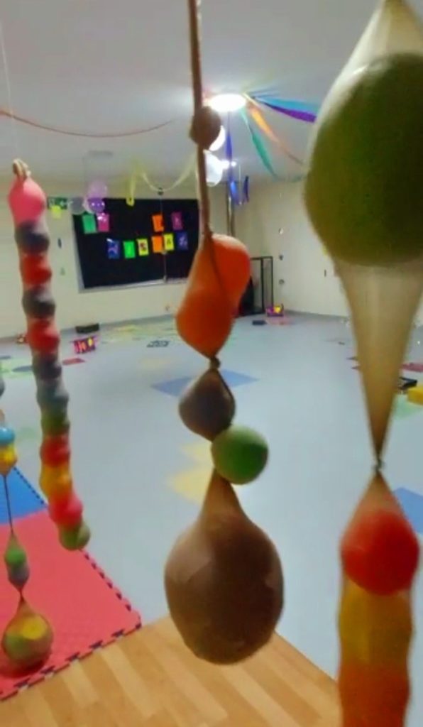 Instalación de juego: Creando e imaginando con colores en el Jardín Infantil Los Notros de Freire