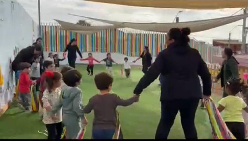 Jugando y bailando a la Ronda Dame la Mano