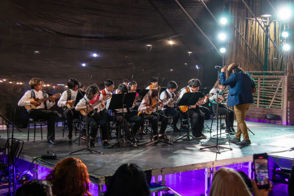 Taller de charango andino para adolescentes
